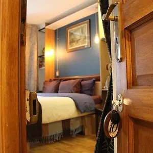Homestay Private In A Parisian Homestay! - Close To It All!