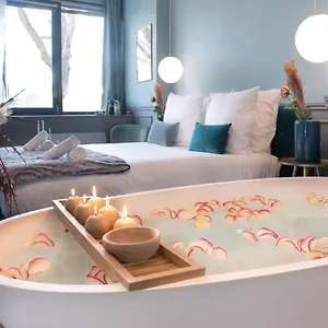The Parisian Blue Eiffel Tower Appartement *