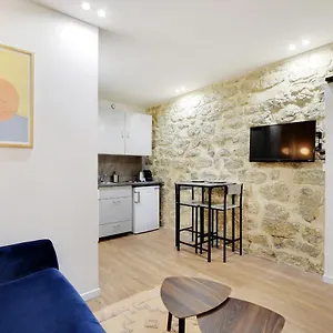 Freshly Renovated In The Heart Of Apartment *