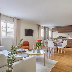 Apartment Center Of By Prestige Paris