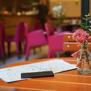 Отель Western Au Trocadero 3*