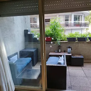 Avec Tres Grande Terrasse. Marais Apartment