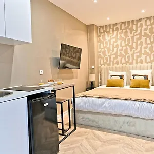 Situe Dans Le 11eme Arrondissement * Paris