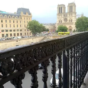 Two Bedroom Luxury - Balcony With View Of Notre Dame
