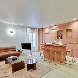 Center Of By Prestige Apartment *
