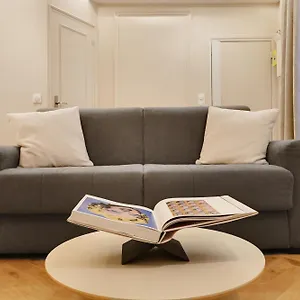 Apartment Off Majesti Upper Marais Apartment- Rue Du Faubourg Saint-martin Paris