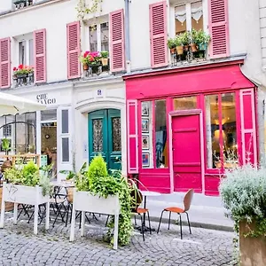 Amelie Poulain In Heart Of Montmartre