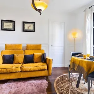 Charming Flat In Old Apartment Paris