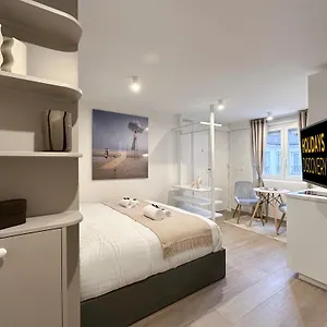 Apartment Unique In Madelaine!