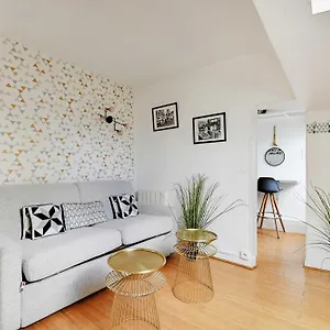 Charming Under Roof Bastille Apartment